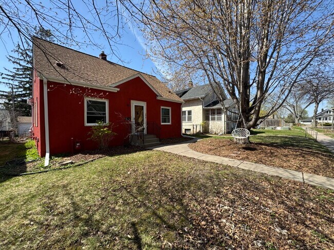 Photo - "Charming 4-Bed Sanctuary with Spacious Living in Saint Paul - Como Neighborhood"