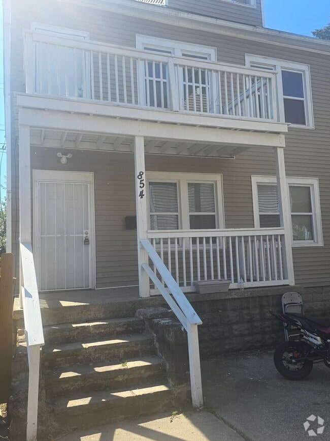 Building Photo - Three Bed 1 Bath Apartment for Rent! Unit Upper