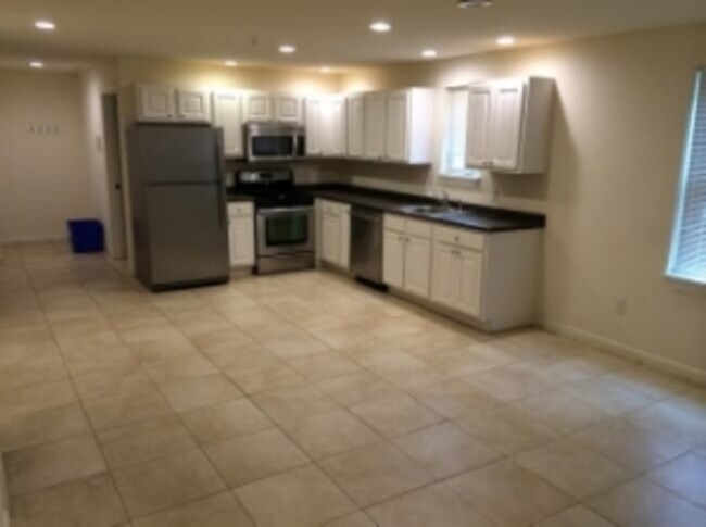 323-325 College Street, Unit 1