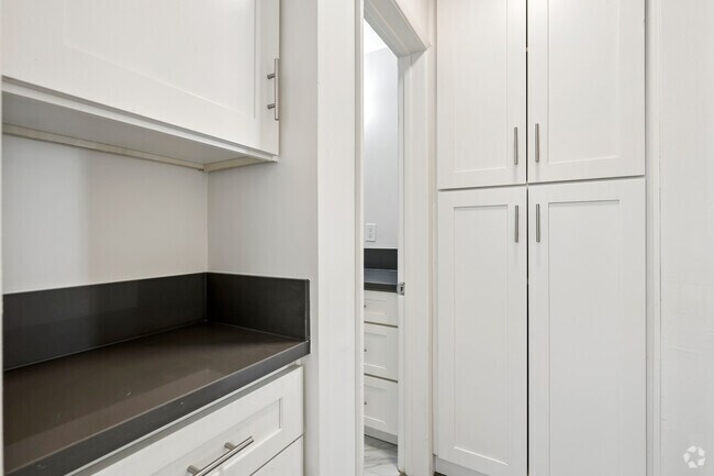 2BR, 1BA - 900SF - Closet