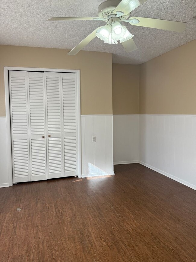 Photo - Spacious 5 BEDROOM - Fresh Paint - Country Living & Great for Commuters