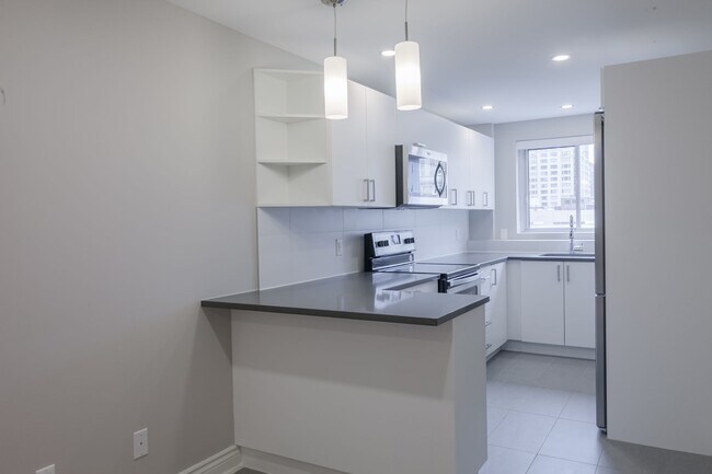 Building Photo - 3421 Rue Drummond Unit 84