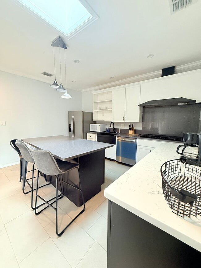 Building Photo - 941-941 Bayonne St Unit 941