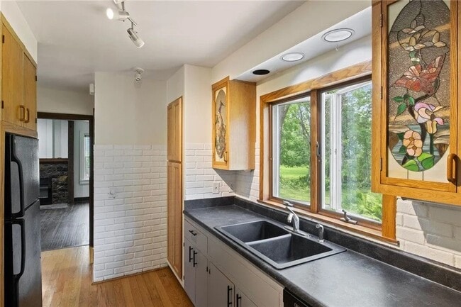 Building Photo - 71 Brook Rd Rental