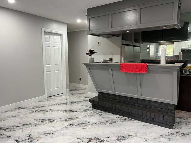 Photo - 11825-11891 91 Ave