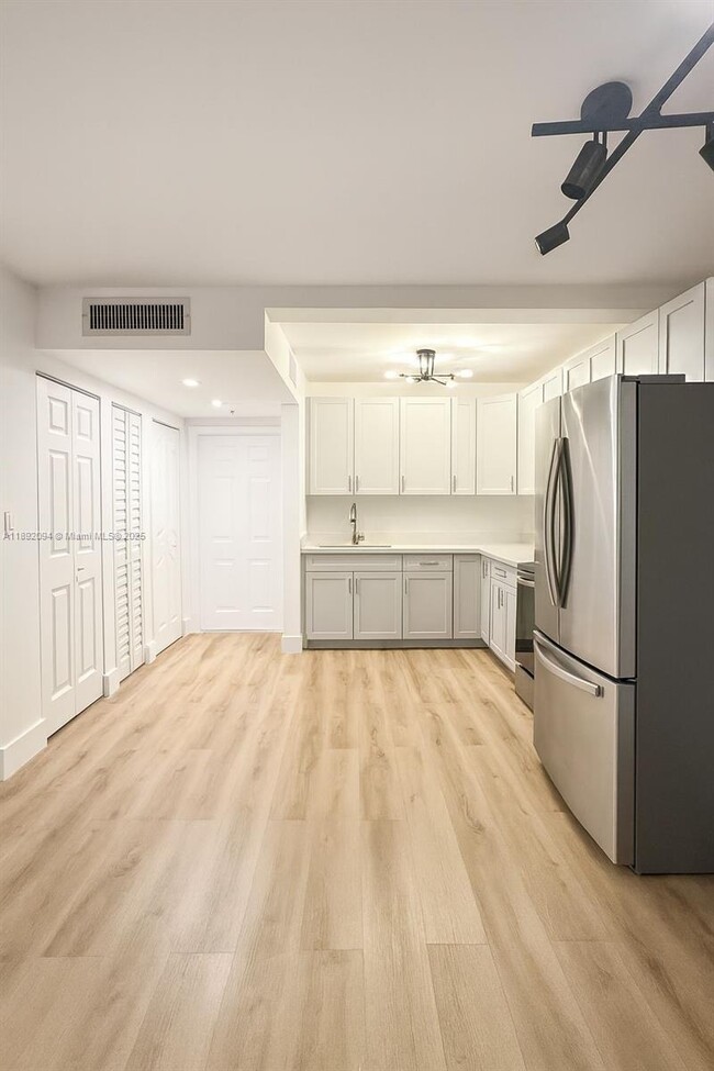 Photo - 445 SW 11th St Unidad 209