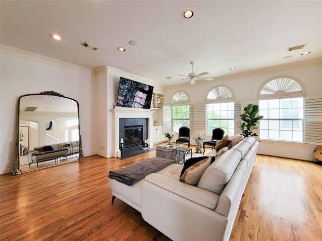 Photo - 1421 Bremond St