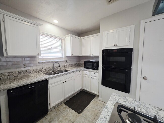 Photo - 15330 Oak Terrace Dr