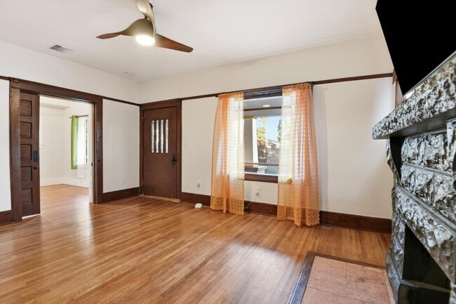 Photo - 1610 W 36th Pl