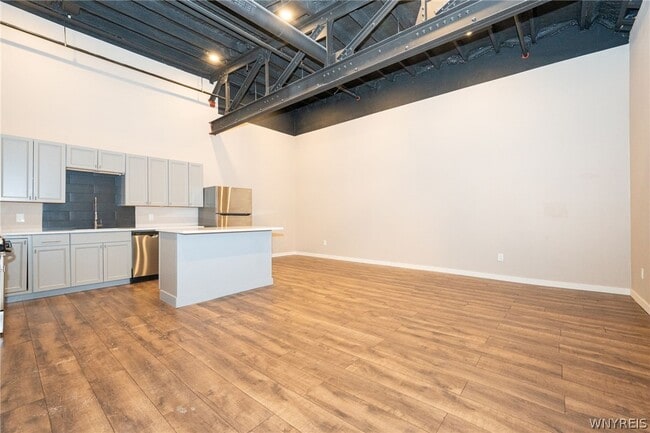 Photo - 2335 Main St