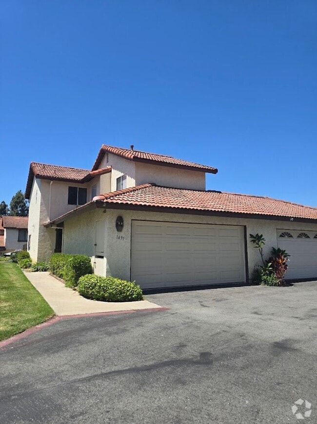 Building Photo - Light-Filled End Unit Condo, 2BD/2.5BA wit...