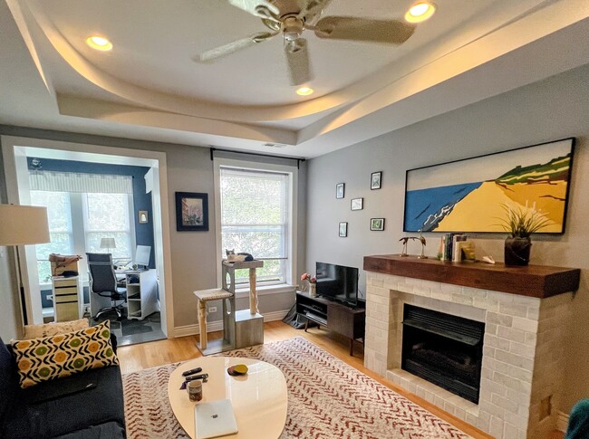 Building Photo - 7021 N Greenview Ave Unit 2N