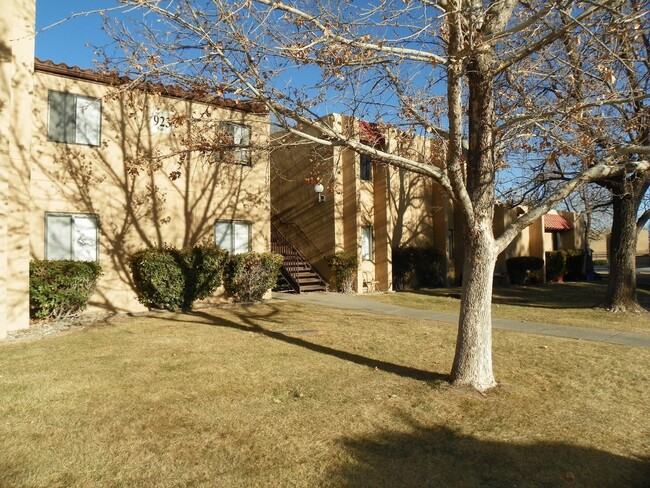 Building Photo - 923 Country Club Dr SE Rental
