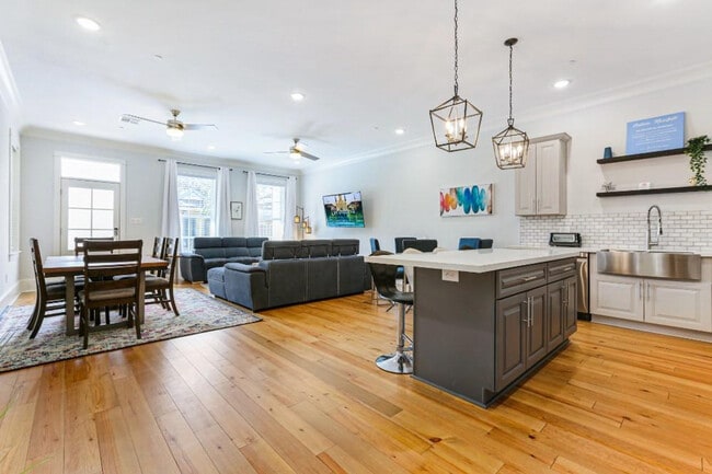 Building Photo - 1222 Carondelet St Rental
