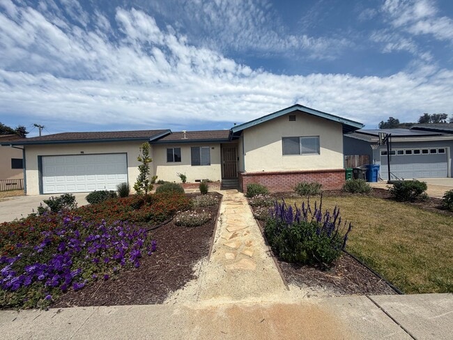 Building Photo - 870 Pearl Dr