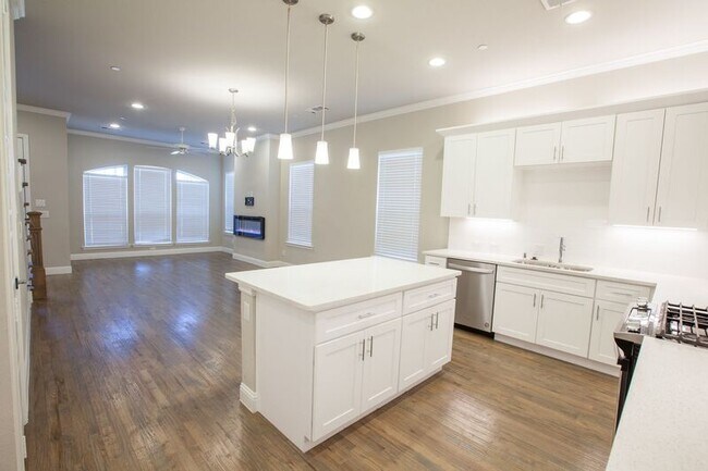 Photo - 8586 Church St