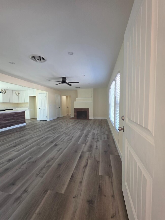 Photo - 1098 E 21st St