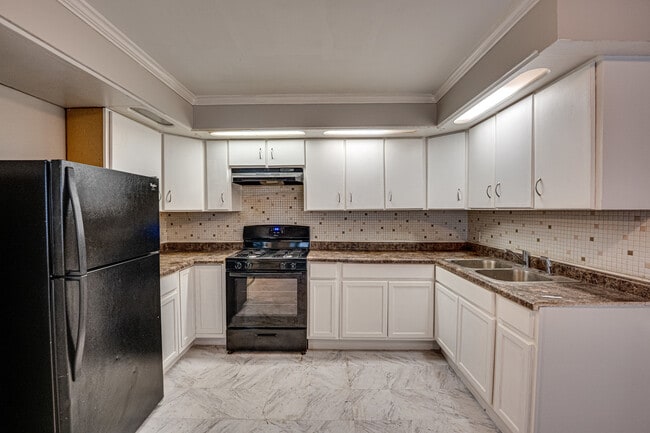 Photo - 3235 W 157th St