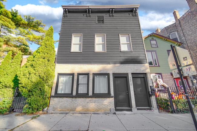 Building Photo - 1510 W Cullerton St Unit 2