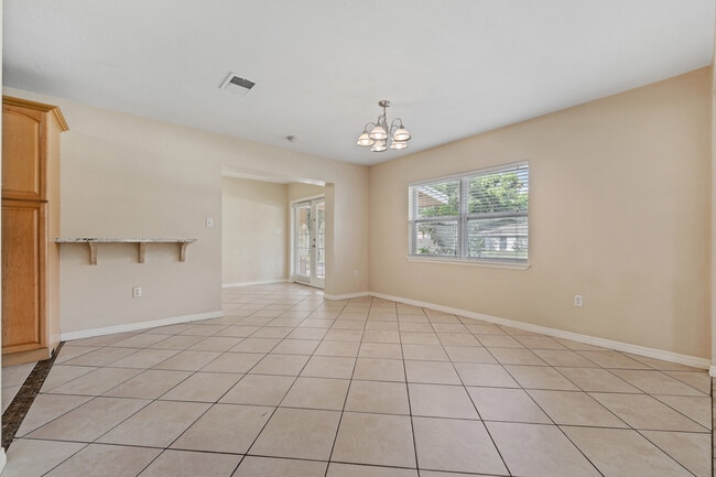 Photo - 585 N Wayman St