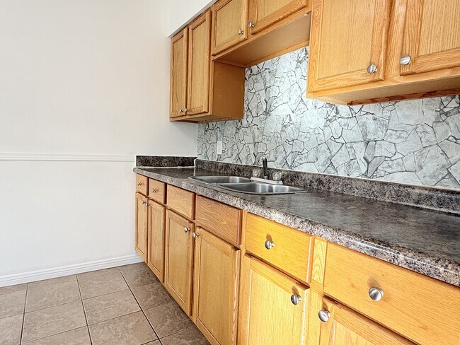 Photo - 106 Shepherd St E