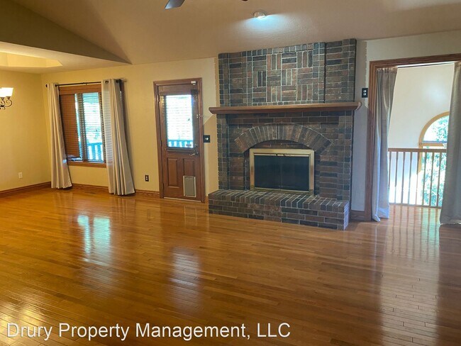 Photo - 5 br, 3 bath House - 1301 W. Swallow Street