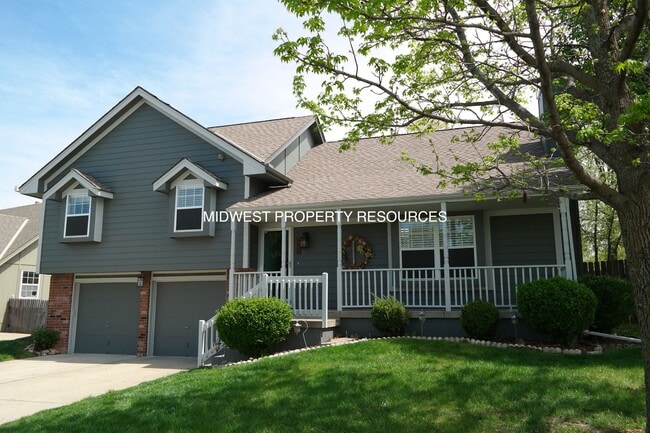 Building Photo - Refreshing & Tidy Lee's Summit Split for L... Rental