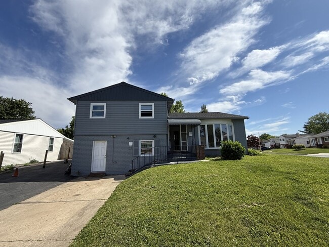 Building Photo - 3BR Home + Separate 1BR In Law Apartment | Private Entrance | 2 Kitchens | 2 W/D | Yard + Driveway