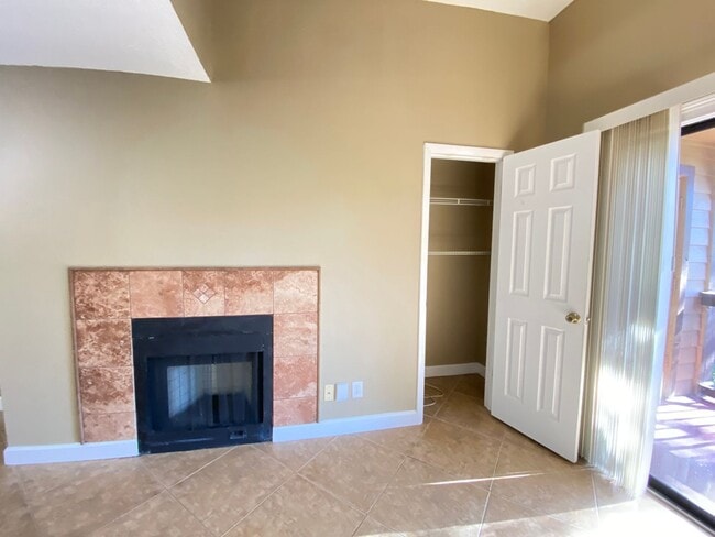 Photo - 345 Lakepointe Dr Unit 302