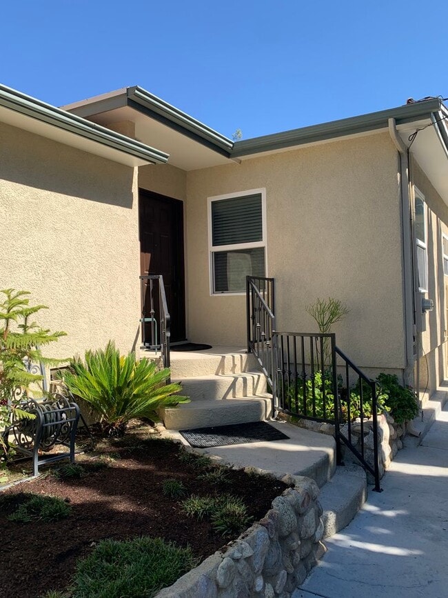 Photo - Charming 3+1 Canyon Country Cutie Nestled in the Hills!