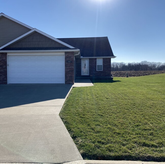 Duplex entrance and garage - 109 Scenic Dr Casa Adosada
