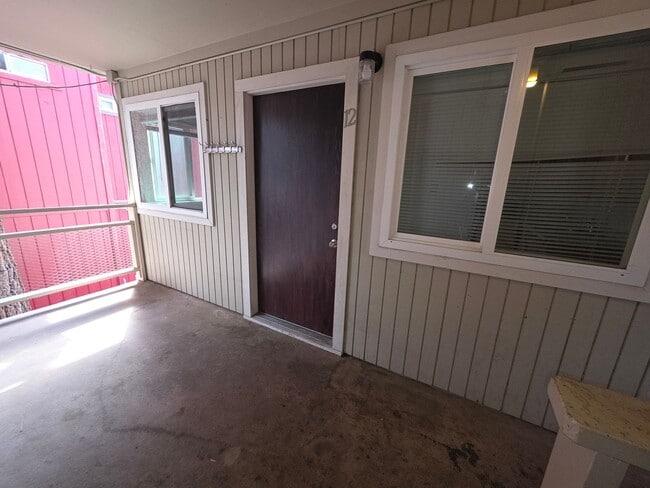 Building Photo - One Bedroom One Bath Apartment Unit 12