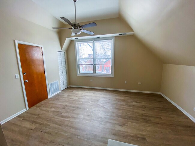 Living room - 2625 W Haddon Ave Unit 2