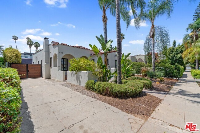 Photo - 833 1/2 North June St-