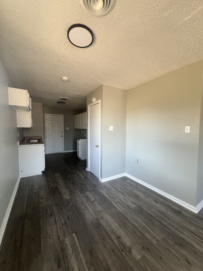 Photo - 211 N College St