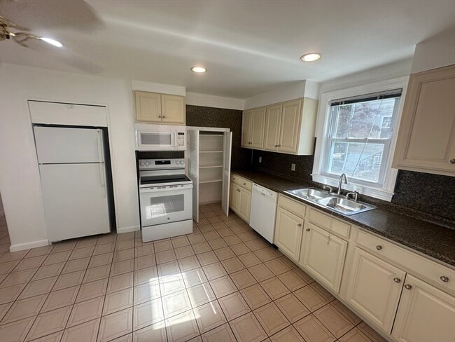 Building Photo - 201 Elm St Unit #SF