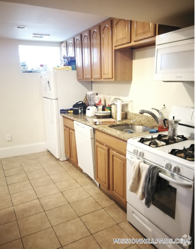 Building Photo - 1568 Tremont St Unit 1 Rental