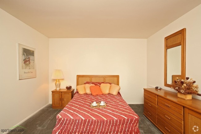 Bedroom - Manchester Lake Townhomes