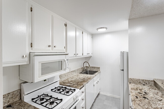 2BR, 2BA - 1100 SF