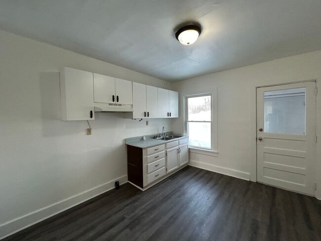 Building Photo - ** Move in Special ** Updated 3-Bedroom, 1-Bathroom Home – $1,100/Month