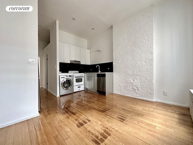 Building Photo - 410 W 36th St. Rental