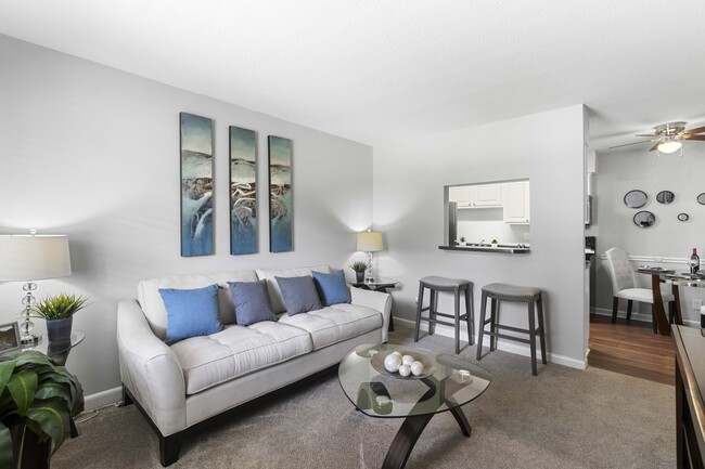 Living Room - Ridgewood - Students save up to 10%! Apartments