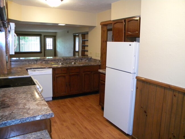 Building Photo - 511 E 3rd St Unit Apt C