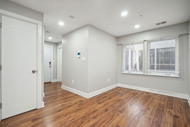 Photo - Available Now! 2 Bed 1 Bath Near Howard! Unidad 303