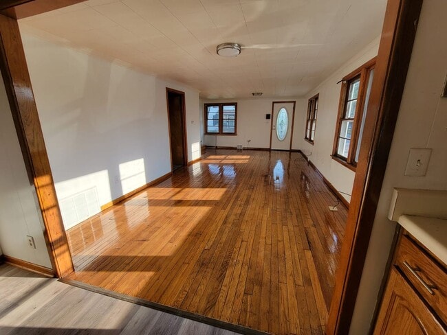 Photo - 136 E Edwards St