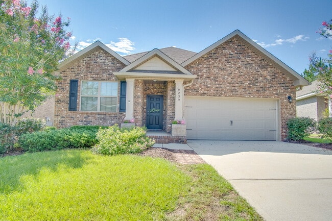 Building Photo - Pace 3/2 Home with Open Layout & Fenced Ya...