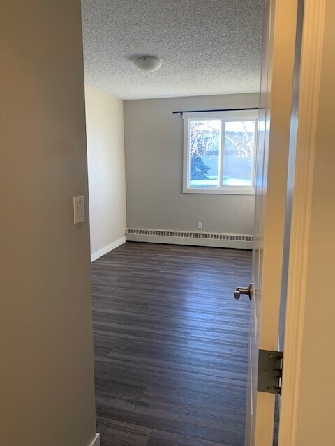 Photo - 8111-8196 96 St