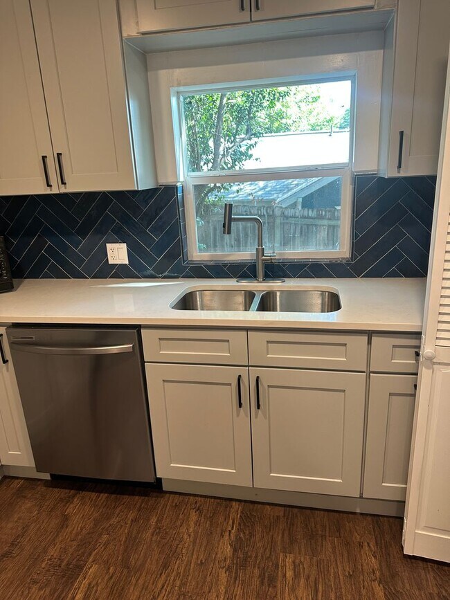 Photo - Large 5 Bedroom House in North Campus!