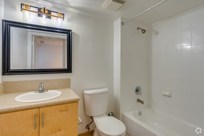 2 habitaciones, 2 baños - 809 pies cuadrados - Baño