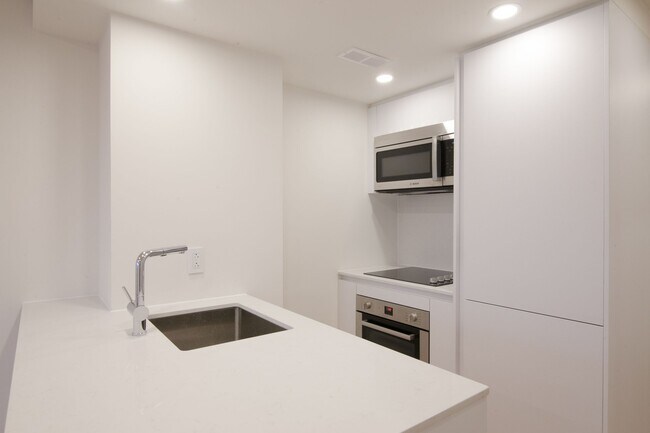 Building Photo - 3460 Rue Durocher Unit 602